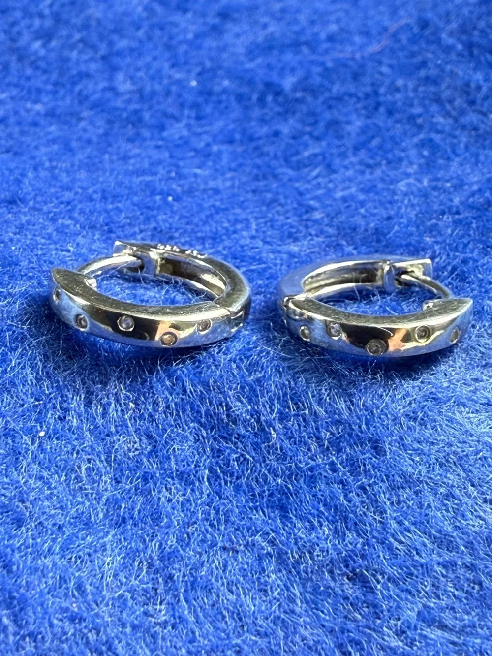 In Season Jewelry 925 Sterling Silver Staggered Gem Hoop earrings.